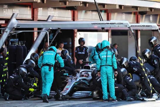 Lewis Hamilton (GBR) Mercedes AMG F1 W10 makes a pit stop.
12.05.2019. Formula 1 World Championship, Rd 5, Spanish Grand Prix, Barcelona, Spain, Race Day.
- www.xpbimages.com, EMail: requests@xpbimages.com - copy of publication required for printed pictures. Every used picture is fee-liable. © Copyright: Batchelor / XPB Images