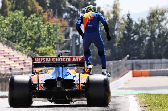 Lando Norris (GBR) McLaren MCL34 stopped at the pit lane exit.
14.05.2019. Formula One In Season Testing, Day One, Barcelona, Spain. Tuesday.
- www.xpbimages.com, EMail: requests@xpbimages.com - copy of publication required for printed pictures. Every used picture is fee-liable. © Copyright: Batchelor / XPB Images