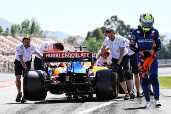 Lando Norris (GBR) McLaren MCL34 stopped at the pit lane exit.
14.05.2019. Formula One In Season Testing, Day One, Barcelona, Spain. Tuesday.
- www.xpbimages.com, EMail: requests@xpbimages.com - copy of publication required for printed pictures. Every used picture is fee-liable. © Copyright: Batchelor / XPB Images