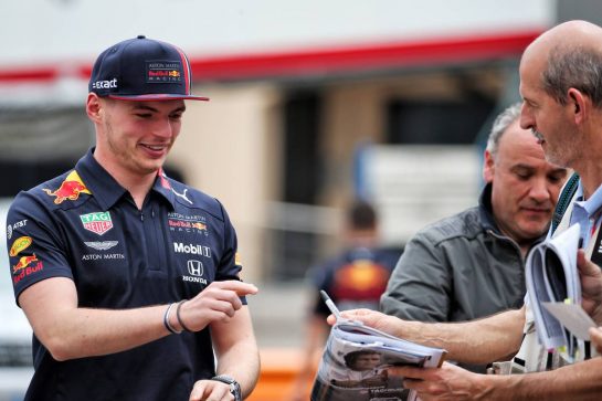 Max Verstappen (NLD) Red Bull Racing signs autographs for the fans.
22.05.2019. Formula 1 World Championship, Rd 6, Monaco Grand Prix, Monte Carlo, Monaco, Preparation Day.
- www.xpbimages.com, EMail: requests@xpbimages.com - copy of publication required for printed pictures. Every used picture is fee-liable. © Copyright: Batchelor / XPB Images
