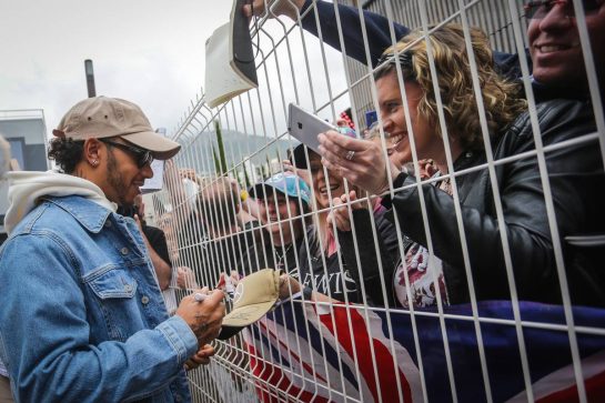 Lewis Hamilton (GBR) Mercedes AMG F1 signs autographs for the fans.
22.05.2019. Formula 1 World Championship, Rd 6, Monaco Grand Prix, Monte Carlo, Monaco, Preparation Day.
- www.xpbimages.com, EMail: requests@xpbimages.com - copy of publication required for printed pictures. Every used picture is fee-liable. © Copyright: Bearne / XPB Images
