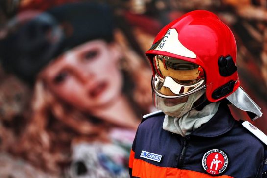 Circuit atmosphere - marshal.
23.05.2019. Formula 1 World Championship, Rd 6, Monaco Grand Prix, Monte Carlo, Monaco, Practice Day.
- www.xpbimages.com, EMail: requests@xpbimages.com - copy of publication required for printed pictures. Every used picture is fee-liable. © Copyright: Moy / XPB Images