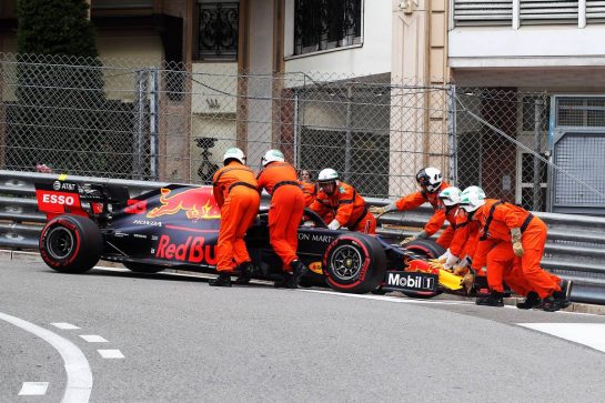 Max Verstappen (NLD) Red Bull Racing RB15 is pushed back onto the circuit by mashals.
23.05.2019. Formula 1 World Championship, Rd 6, Monaco Grand Prix, Monte Carlo, Monaco, Practice Day.
- www.xpbimages.com, EMail: requests@xpbimages.com - copy of publication required for printed pictures. Every used picture is fee-liable. © Copyright: Photo4 / XPB Images