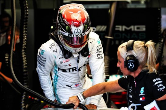 Lewis Hamilton (GBR) Mercedes AMG F1 W10 and Angela Cullen (NZL) Mercedes AMG F1 Physiotherapist.
23.05.2019. Formula 1 World Championship, Rd 6, Monaco Grand Prix, Monte Carlo, Monaco, Practice Day.
- www.xpbimages.com, EMail: requests@xpbimages.com - copy of publication required for printed pictures. Every used picture is fee-liable. © Copyright: Batchelor / XPB Images