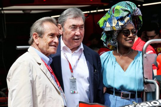 Jacky Ickx (BEL) (Left) with his wife Khadja Nin (BUR) (Right) and Eddy Merckx (BEL) Former Cyclist.
25.05.2019. Formula 1 World Championship, Rd 6, Monaco Grand Prix, Monte Carlo, Monaco, Qualifying Day.
- www.xpbimages.com, EMail: requests@xpbimages.com - copy of publication required for printed pictures. Every used picture is fee-liable. © Copyright: Batchelor / XPB Images