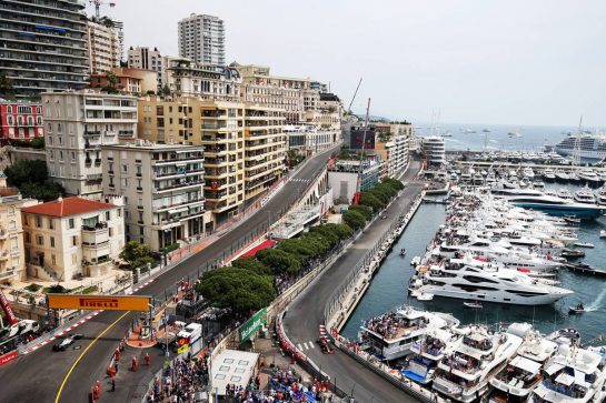 Lewis Hamilton (GBR) Mercedes AMG F1 W10 and Max Verstappen (NLD) Red Bull Racing RB15.
25.05.2019. Formula 1 World Championship, Rd 6, Monaco Grand Prix, Monte Carlo, Monaco, Qualifying Day.
- www.xpbimages.com, EMail: requests@xpbimages.com - copy of publication required for printed pictures. Every used picture is fee-liable. © Copyright: Moy / XPB Images