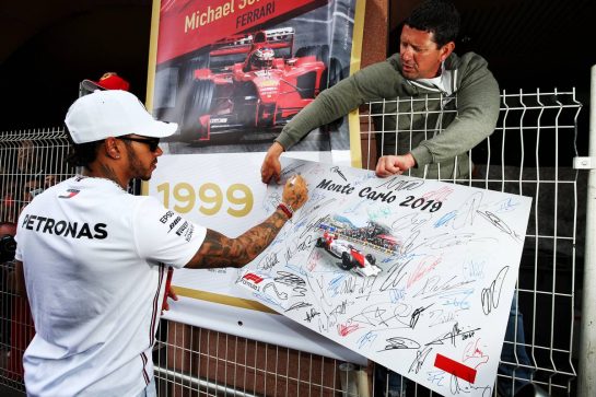 Lewis Hamilton (GBR) Mercedes AMG F1 signs autographs for the fans.
26.05.2019. Formula 1 World Championship, Rd 6, Monaco Grand Prix, Monte Carlo, Monaco, Race Day.
- www.xpbimages.com, EMail: requests@xpbimages.com - copy of publication required for printed pictures. Every used picture is fee-liable. © Copyright: Moy / XPB Images