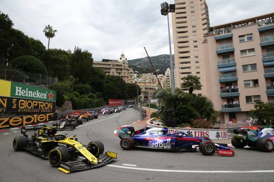 Nico Hulkenberg (GER) Renault Sport F1 Team RS19 and Alexander Albon (THA) Scuderia Toro Rosso STR14.
26.05.2019. Formula 1 World Championship, Rd 6, Monaco Grand Prix, Monte Carlo, Monaco, Race Day.
- www.xpbimages.com, EMail: requests@xpbimages.com - copy of publication required for printed pictures. Every used picture is fee-liable. © Copyright: Batchelor / XPB Images