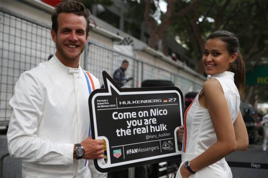 Grid boy and girl.
26.05.2019. Formula 1 World Championship, Rd 6, Monaco Grand Prix, Monte Carlo, Monaco, Race Day.
- www.xpbimages.com, EMail: requests@xpbimages.com - copy of publication required for printed pictures. Every used picture is fee-liable. © Copyright: Batchelor / XPB Images