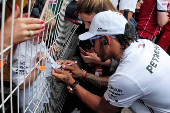 Lewis Hamilton (GBR) Mercedes AMG F1 signs autographs for the fans.
26.05.2019. Formula 1 World Championship, Rd 6, Monaco Grand Prix, Monte Carlo, Monaco, Race Day.
- www.xpbimages.com, EMail: requests@xpbimages.com - copy of publication required for printed pictures. Every used picture is fee-liable. © Copyright: Photo4 / XPB Images