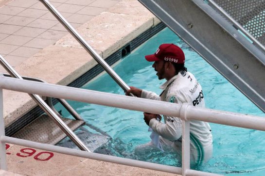 Race winner Lewis Hamilton (GBR) Mercedes AMG F1 celebrates in the swimming pool.
26.05.2019. Formula 1 World Championship, Rd 6, Monaco Grand Prix, Monte Carlo, Monaco, Race Day.
- www.xpbimages.com, EMail: requests@xpbimages.com - copy of publication required for printed pictures. Every used picture is fee-liable. © Copyright: Photo4 / XPB Images