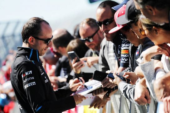 Robert Kubica (POL) Williams Racing signs autographs for the fans.
06.06.2019. Formula 1 World Championship, Rd 7, Canadian Grand Prix, Montreal, Canada, Preparation Day.
- www.xpbimages.com, EMail: requests@xpbimages.com - copy of publication required for printed pictures. Every used picture is fee-liable. © Copyright: Bearne / XPB Images