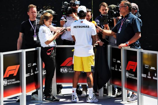 Lewis Hamilton (GBR) Mercedes AMG F1 with the media.
06.06.2019. Formula 1 World Championship, Rd 7, Canadian Grand Prix, Montreal, Canada, Preparation Day.
- www.xpbimages.com, EMail: requests@xpbimages.com - copy of publication required for printed pictures. Every used picture is fee-liable. © Copyright: Batchelor / XPB Images