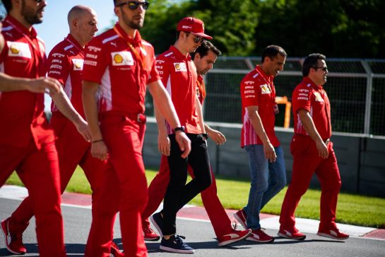 Charles Leclerc (MON) Ferrari walks the circuit with the team.
06.06.2019. Formula 1 World Championship, Rd 7, Canadian Grand Prix, Montreal, Canada, Preparation Day.
- www.xpbimages.com, EMail: requests@xpbimages.com - copy of publication required for printed pictures. Every used picture is fee-liable. © Copyright: Price / XPB Images
