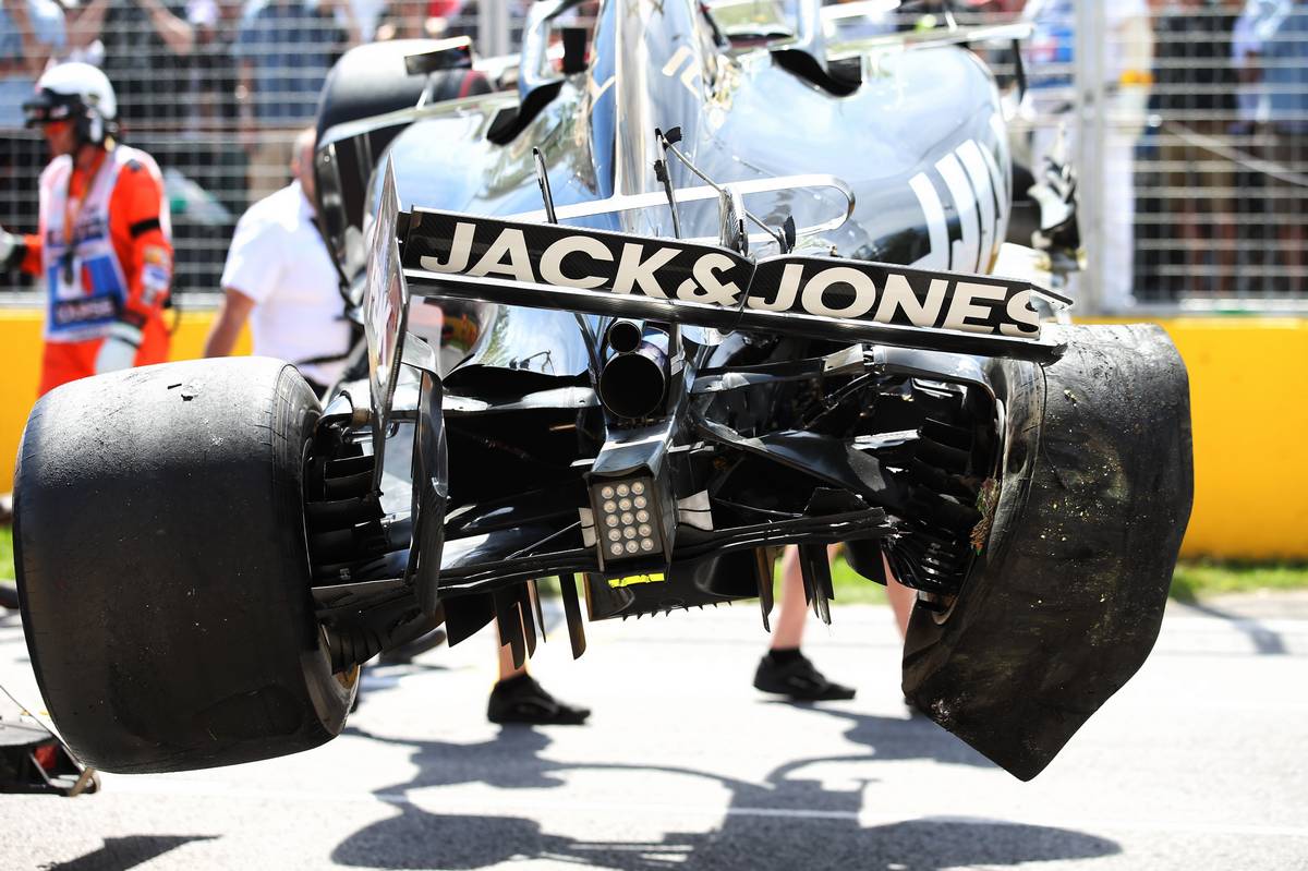 Kevin Magnussen (DEN) Haas VF-19 crashed during qualifying.