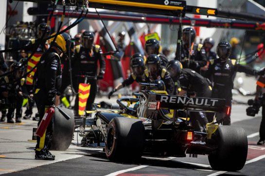 Daniel Ricciardo (AUS) Renault F1 Team RS19 makes a pit stop.
09.06.2019. Formula 1 World Championship, Rd 7, Canadian Grand Prix, Montreal, Canada, Race Day.
- www.xpbimages.com, EMail: requests@xpbimages.com - copy of publication required for printed pictures. Every used picture is fee-liable. © Copyright: Bearne / XPB Images
