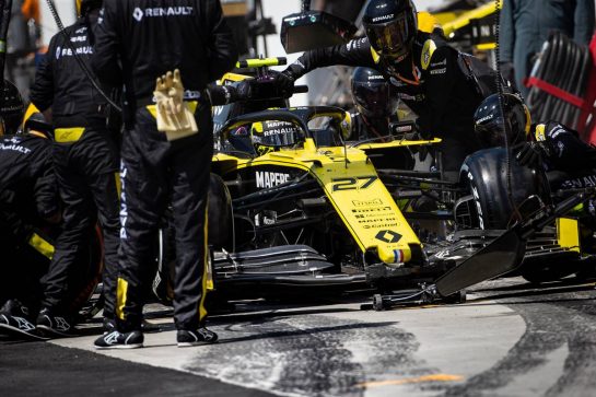 Nico Hulkenberg (GER) Renault F1 Team RS19 makes a pit stop.
09.06.2019. Formula 1 World Championship, Rd 7, Canadian Grand Prix, Montreal, Canada, Race Day.
- www.xpbimages.com, EMail: requests@xpbimages.com - copy of publication required for printed pictures. Every used picture is fee-liable. © Copyright: Bearne / XPB Images