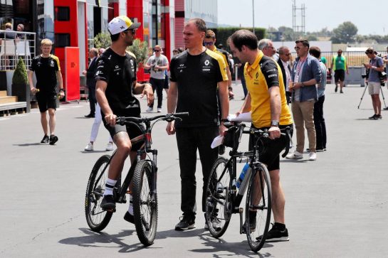(L to R): Daniel Ricciardo (AUS) Renault F1 Team with Alan Permane (GBR) Renault F1 Team Trackside Operations Director and Karel Loos (BEL) Renault F1 Team Race Engineer.
20.06.2019. Formula 1 World Championship, Rd 8, French Grand Prix, Paul Ricard, France, Preparation Day.
- www.xpbimages.com, EMail: requests@xpbimages.com - copy of publication required for printed pictures. Every used picture is fee-liable. © Copyright: Photo4 / XPB Images