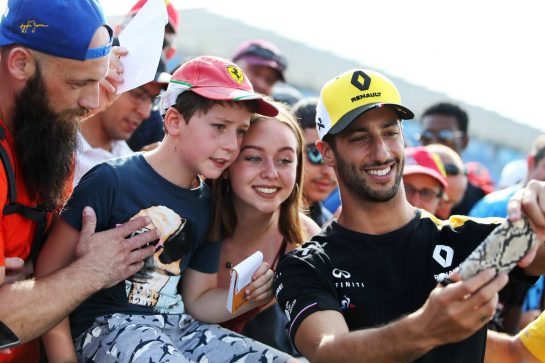 Daniel Ricciardo (AUS) Renault F1 Team with fans.
20.06.2019. Formula 1 World Championship, Rd 8, French Grand Prix, Paul Ricard, France, Preparation Day.
- www.xpbimages.com, EMail: requests@xpbimages.com - copy of publication required for printed pictures. Every used picture is fee-liable. © Copyright: Moy / XPB Images