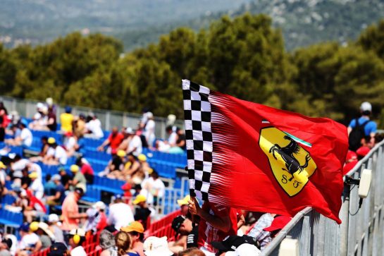 Ferrari flag with fans in the grandstand.
22.06.2019. Formula 1 World Championship, Rd 8, French Grand Prix, Paul Ricard, France, Qualifying Day.
- www.xpbimages.com, EMail: requests@xpbimages.com - copy of publication required for printed pictures. Every used picture is fee-liable. © Copyright: Moy / XPB Images