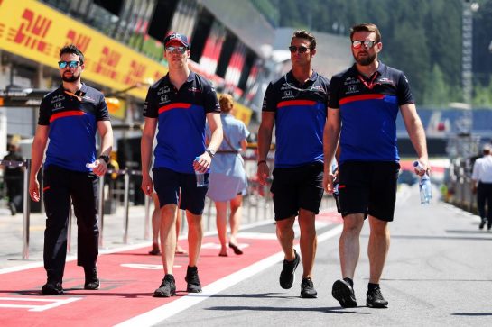 Daniil Kvyat (RUS) Scuderia Toro Rosso walks the circuit with the team.
27.06.2019. Formula 1 World Championship, Rd 9, Austrian Grand Prix, Spielberg, Austria, Preparation Day.
- www.xpbimages.com, EMail: requests@xpbimages.com - copy of publication required for printed pictures. Every used picture is fee-liable. © Copyright: Moy / XPB Images