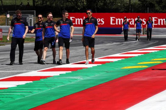 Alexander Albon (THA) Scuderia Toro Rosso walks the circuit with the team.
27.06.2019. Formula 1 World Championship, Rd 9, Austrian Grand Prix, Spielberg, Austria, Preparation Day.
- www.xpbimages.com, EMail: requests@xpbimages.com - copy of publication required for printed pictures. Every used picture is fee-liable. © Copyright: Photo4 / XPB Images