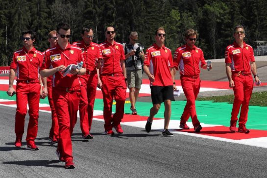 Sebastian Vettel (GER) Ferrari walks the circuit with the team.
27.06.2019. Formula 1 World Championship, Rd 9, Austrian Grand Prix, Spielberg, Austria, Preparation Day.
- www.xpbimages.com, EMail: requests@xpbimages.com - copy of publication required for printed pictures. Every used picture is fee-liable. © Copyright: Photo4 / XPB Images