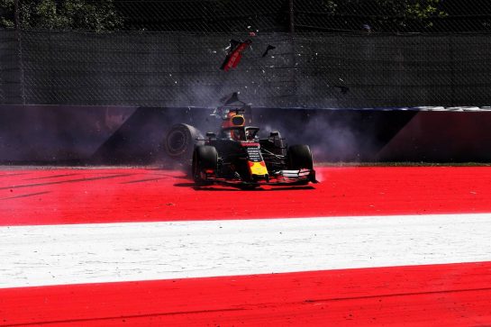 Max Verstappen (NLD) Red Bull Racing RB15 crashes in the second practice session.
28.06.2019. Formula 1 World Championship, Rd 9, Austrian Grand Prix, Spielberg, Austria, Practice Day.
- www.xpbimages.com, EMail: requests@xpbimages.com - copy of publication required for printed pictures. Every used picture is fee-liable. © Copyright: Photo4 / XPB Images