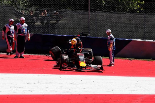 Max Verstappen (NLD) Red Bull Racing RB15 crashed in the second practice session.
28.06.2019. Formula 1 World Championship, Rd 9, Austrian Grand Prix, Spielberg, Austria, Practice Day.
- www.xpbimages.com, EMail: requests@xpbimages.com - copy of publication required for printed pictures. Every used picture is fee-liable. © Copyright: Photo4 / XPB Images