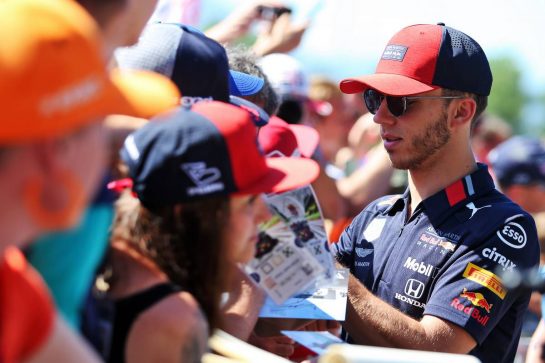 Pierre Gasly (FRA) Red Bull Racing signs autographs for the fans.
29.06.2019. Formula 1 World Championship, Rd 9, Austrian Grand Prix, Spielberg, Austria, Qualifying Day.
- www.xpbimages.com, EMail: requests@xpbimages.com - copy of publication required for printed pictures. Every used picture is fee-liable. © Copyright: Moy / XPB Images