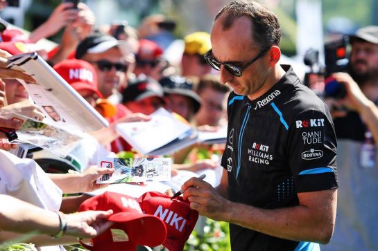 Robert Kubica (POL) Williams Racing signs autographs for the fans.
29.06.2019. Formula 1 World Championship, Rd 9, Austrian Grand Prix, Spielberg, Austria, Qualifying Day.
- www.xpbimages.com, EMail: requests@xpbimages.com - copy of publication required for printed pictures. Every used picture is fee-liable. © Copyright: Moy / XPB Images