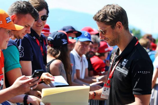 Romain Grosjean (FRA) Haas F1 Team signs autographs for the fans.
29.06.2019. Formula 1 World Championship, Rd 9, Austrian Grand Prix, Spielberg, Austria, Qualifying Day.
- www.xpbimages.com, EMail: requests@xpbimages.com - copy of publication required for printed pictures. Every used picture is fee-liable. © Copyright: Moy / XPB Images