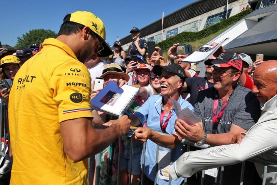 Daniel Ricciardo (AUS) Renault F1 Team signs autographs for the fans.
29.06.2019. Formula 1 World Championship, Rd 9, Austrian Grand Prix, Spielberg, Austria, Qualifying Day.
- www.xpbimages.com, EMail: requests@xpbimages.com - copy of publication required for printed pictures. Every used picture is fee-liable. © Copyright: Moy / XPB Images