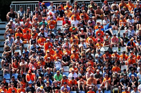 Circuit atmosphere - fans in the grandstand.
29.06.2019. Formula 1 World Championship, Rd 9, Austrian Grand Prix, Spielberg, Austria, Qualifying Day.
- www.xpbimages.com, EMail: requests@xpbimages.com - copy of publication required for printed pictures. Every used picture is fee-liable. © Copyright: Moy / XPB Images