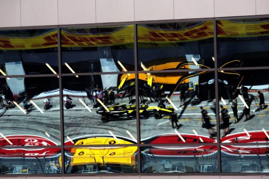 Nico Hulkenberg (GER) Renault F1 Team RS19 reflected in pit building windows.
29.06.2019. Formula 1 World Championship, Rd 9, Austrian Grand Prix, Spielberg, Austria, Qualifying Day.
- www.xpbimages.com, EMail: requests@xpbimages.com - copy of publication required for printed pictures. Every used picture is fee-liable. © Copyright: Photo4 / XPB Images