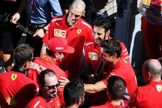 Charles Leclerc (MON) Ferrari celebrates his pole position with the team.
29.06.2019. Formula 1 World Championship, Rd 9, Austrian Grand Prix, Spielberg, Austria, Qualifying Day.
- www.xpbimages.com, EMail: requests@xpbimages.com - copy of publication required for printed pictures. Every used picture is fee-liable. © Copyright: Moy / XPB Images