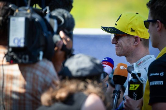 Nico Hulkenberg (GER) Renault F1 Team with the media.
29.06.2019. Formula 1 World Championship, Rd 9, Austrian Grand Prix, Spielberg, Austria, Qualifying Day.
- www.xpbimages.com, EMail: requests@xpbimages.com - copy of publication required for printed pictures. Every used picture is fee-liable. © Copyright: Bearne / XPB Images