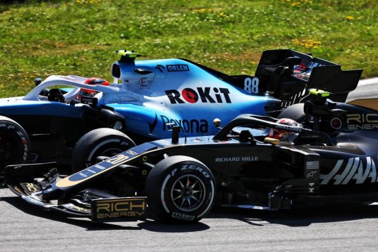 Kevin Magnussen (DEN) Haas VF-19 and Robert Kubica (POL) Williams Racing FW42 battle for position.
30.06.2019 Formula 1 World Championship, Rd 9, Austrian Grand Prix, Spielberg, Austria, Race Day.
- www.xpbimages.com, EMail: requests@xpbimages.com - copy of publication required for printed pictures. Every used picture is fee-liable. © Copyright: Moy / XPB Images