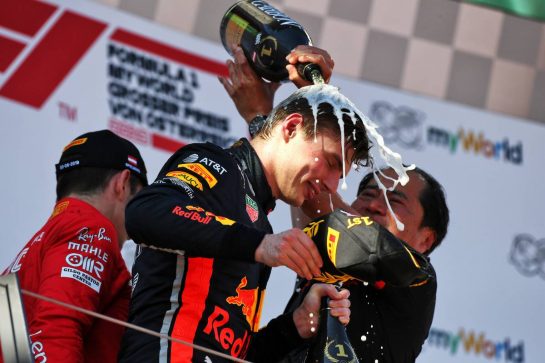Race winner Max Verstappen (NLD) Red Bull Racing celebrates on the podium with Toyoharu Tanabe (JPN) Honda Racing F1 Technical Director.
30.06.2019 Formula 1 World Championship, Rd 9, Austrian Grand Prix, Spielberg, Austria, Race Day.
- www.xpbimages.com, EMail: requests@xpbimages.com - copy of publication required for printed pictures. Every used picture is fee-liable. © Copyright: Moy / XPB Images