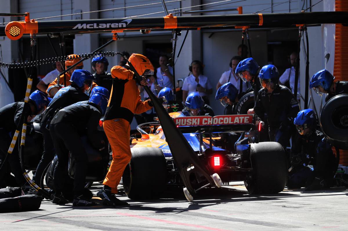 Carlos Sainz Jr (ESP) McLaren MCL34 makes a pit stop.
