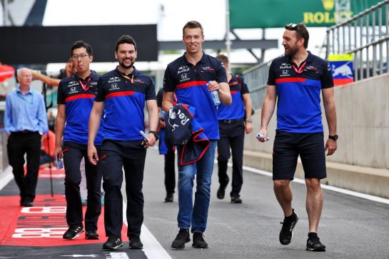 Daniil Kvyat (RUS) Scuderia Toro Rosso walks the circuit with the team.
11.07.2019. Formula 1 World Championship, Rd 10, British Grand Prix, Silverstone, England, Preparation Day.
- www.xpbimages.com, EMail: requests@xpbimages.com - copy of publication required for printed pictures. Every used picture is fee-liable. © Copyright: Batchelor / XPB Images
