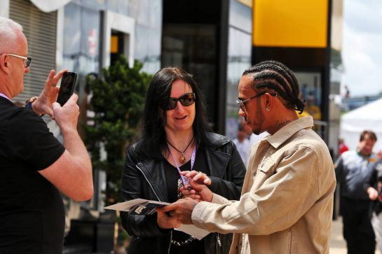 Lewis Hamilton (GBR) Mercedes AMG F1 signs autographs for the fans.
11.07.2019. Formula 1 World Championship, Rd 10, British Grand Prix, Silverstone, England, Preparation Day.
- www.xpbimages.com, EMail: requests@xpbimages.com - copy of publication required for printed pictures. Every used picture is fee-liable. © Copyright: Moy / XPB Images