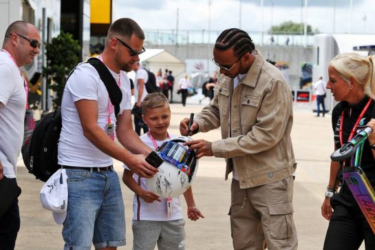 Lewis Hamilton (GBR) Mercedes AMG F1 signs autographs for the fans.
11.07.2019. Formula 1 World Championship, Rd 10, British Grand Prix, Silverstone, England, Preparation Day.
- www.xpbimages.com, EMail: requests@xpbimages.com - copy of publication required for printed pictures. Every used picture is fee-liable. © Copyright: Moy / XPB Images