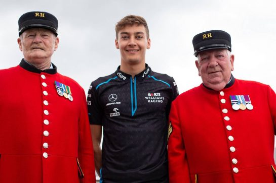George Russell (GBR) Williams Racing with Chelsea Pensioners.
11.07.2019. Formula 1 World Championship, Rd 10, British Grand Prix, Silverstone, England, Preparation Day.
- www.xpbimages.com, EMail: requests@xpbimages.com - copy of publication required for printed pictures. Every used picture is fee-liable. © Copyright: Bearne / XPB Images