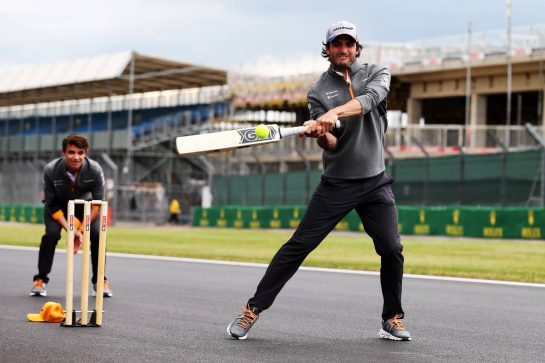 Carlos Sainz Jr (ESP) McLaren plays cricket.
11.07.2019. Formula 1 World Championship, Rd 10, British Grand Prix, Silverstone, England, Preparation Day.
- www.xpbimages.com, EMail: requests@xpbimages.com - copy of publication required for printed pictures. Every used picture is fee-liable. © Copyright: Moy / XPB Images
