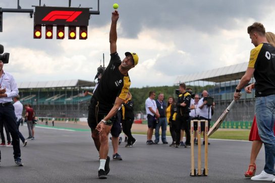 Daniel Ricciardo (AUS) Renault F1 Team plays cricket.
11.07.2019. Formula 1 World Championship, Rd 10, British Grand Prix, Silverstone, England, Preparation Day.
- www.xpbimages.com, EMail: requests@xpbimages.com - copy of publication required for printed pictures. Every used picture is fee-liable. © Copyright: Moy / XPB Images