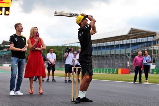 Daniel Ricciardo (AUS) Renault F1 Team and Nico Hulkenberg (GER) Renault F1 Team play cricket.
11.07.2019. Formula 1 World Championship, Rd 10, British Grand Prix, Silverstone, England, Preparation Day.
- www.xpbimages.com, EMail: requests@xpbimages.com - copy of publication required for printed pictures. Every used picture is fee-liable. © Copyright: Moy / XPB Images
