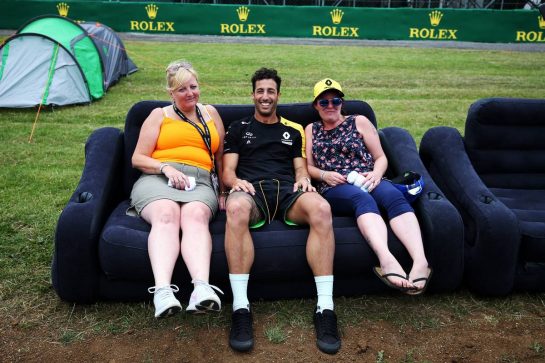 Daniel Ricciardo (AUS) Renault F1 Team with fans.
11.07.2019. Formula 1 World Championship, Rd 10, British Grand Prix, Silverstone, England, Preparation Day.
- www.xpbimages.com, EMail: requests@xpbimages.com - copy of publication required for printed pictures. Every used picture is fee-liable. © Copyright: Moy / XPB Images