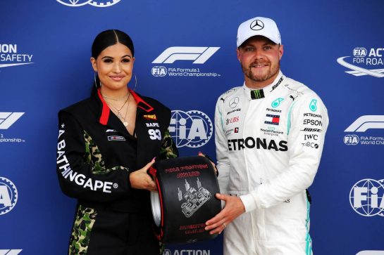 Valtteri Bottas (FIN) Mercedes AMG F1 receives the Pirelli pole position award from Mabel (GBR) Singer and Songwriter. 
13.07.2019. Formula 1 World Championship, Rd 10, British Grand Prix, Silverstone, England, Qualifying Day.
- www.xpbimages.com, EMail: requests@xpbimages.com - copy of publication required for printed pictures. Every used picture is fee-liable. © Copyright: Batchelor / XPB Images