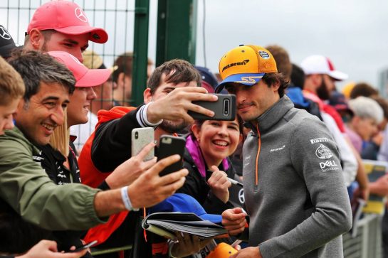 Carlos Sainz Jr (ESP) McLaren with fans.

14.07.2019. Formula 1 World Championship, Rd 10, British Grand Prix, Silverstone, England, Race Day.
- www.xpbimages.com, EMail: requests@xpbimages.com - copy of publication required for printed pictures. Every used picture is fee-liable. © Copyright: Moy / XPB Images
